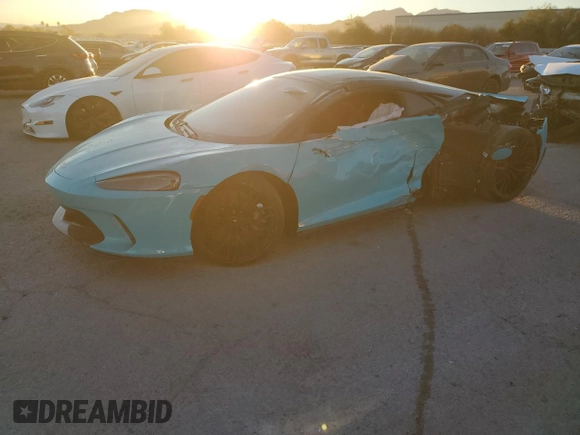 2023 McLaren GT z VIN SBM22GCA0PW002765, wystawiony jako Copart lot #78866364 z przebiegiem Nie podano mil oraz Szkody całkowita. Historia ofert i sprzedaży dostępna na DreamBid. Obrazek 1.