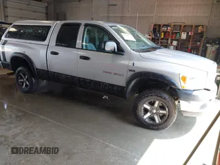 2006 Dodge 1500 SLT z VIN 1D7HU18256S697073, wystawiony jako IAAI lot #42418871 z przebiegiem 196 124 mil mil oraz . Historia ofert i sprzedaży dostępna na DreamBid. Obrazek 1.