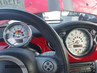 2008 MINI Convertible z VIN WMWRF33578TF68318, wystawiony jako IAAI lot #41201782 z przebiegiem 119 649 mil mil oraz . Historia ofert i sprzedaży dostępna na DreamBid. Obrazek 7.