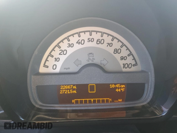2013 Smart fortwo Passion z VIN WMEEJ9AA3DK715705, wystawiony jako Copart lot #50161425 z przebiegiem 22 667 mil mil oraz Tytuł czysty. Historia ofert i sprzedaży dostępna na DreamBid. Obrazek 9.