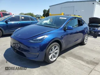 2024 Tesla Model Y z VIN 7SAYGDED9RF005104, wystawiony jako Copart lot #64974545 z przebiegiem 20 422 mil mil oraz Szkoda całkowita • Salvage title. Historia ofert i sprzedaży dostępna na DreamBid. Obrazek 1.