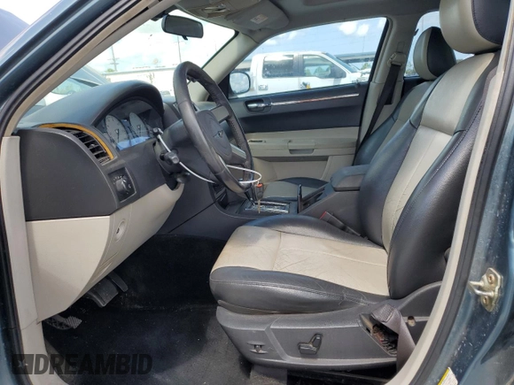 2005 Chrysler 300 Touring z VIN 2C3JA53G95H546536, wystawiony jako Copart lot #60667575 z przebiegiem 163 625 mil mil oraz Szkoda całkowita • Salvage title. Historia ofert i sprzedaży dostępna na DreamBid. Obrazek 7.