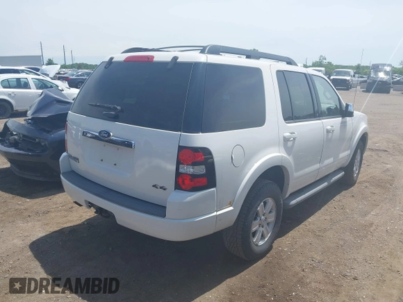 2010 Ford Explorer z VIN 1FMEU7D88AUB13090, wystawiony jako IAAI lot #42364672 z przebiegiem 158 973 mil mil oraz . Historia ofert i sprzedaży dostępna na DreamBid. Obrazek 4.