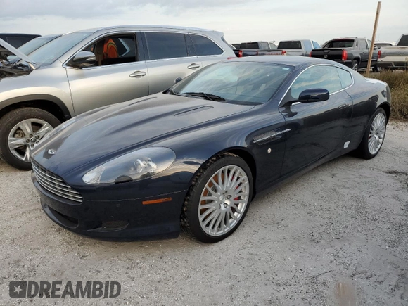 2009 Aston Martin DB9 z VIN SCFAD01E79GA12139, wystawiony jako Copart lot #76241164 z przebiegiem Nie podano mil oraz Szkody całkowita. Historia ofert i sprzedaży dostępna na DreamBid. Obrazek 1.