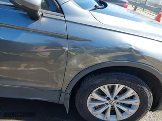 2018 Volkswagen Tiguan S with VIN 3VV1B7AX3JM058106, listed as a IAAI auction lot 41733458 with 164,268 mi miles. Bid and sale history available at carsss.com. Image 6.