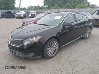 2013 Lincoln MKS z VIN 1LNHL9EK0DG600129, wystawiony jako IAAI lot #42314913 z przebiegiem 119 674 mil mil oraz . Historia ofert i sprzedaży dostępna na DreamBid. Obrazek 2.