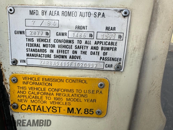 1985 Alfa Romeo Spider Veloce z VIN ZARBA5415F1020937, wystawiony jako Copart lot #63728494 z przebiegiem 115 547 mil mil oraz Tytuł czysty. Historia ofert i sprzedaży dostępna na DreamBid. Obrazek 10.