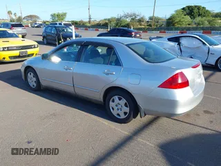 2007 Honda Accord LX z VIN 1HGCM56497A009813, wystawiony jako IAAI lot #42162974 z przebiegiem 81 513 mil mil oraz . Historia ofert i sprzedaży dostępna na DreamBid. Obrazek 3.