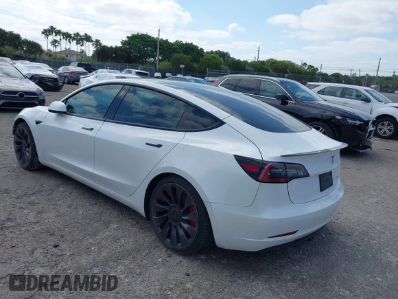 2021 Tesla Model 3 Performance z VIN 5YJ3E1EC5MF984891, wystawiony jako IAAI lot #42071151 z przebiegiem 72 883 mil mil oraz . Historia ofert i sprzedaży dostępna na DreamBid. Obrazek 3.