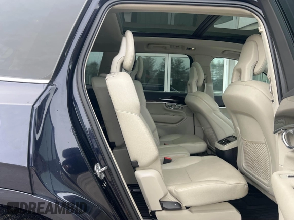 2017 Volvo XC90 Momentum with VIN YV4A22PK4H1122879, listed as a IAAI auction lot 41604685 with 164,460 mi miles. Bid and sale history available at carsss.com. Image 8.