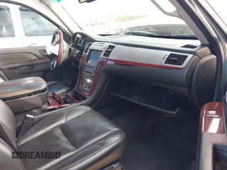2010 Cadillac Escalade z VIN 1GYUCAEF9AR180758, wystawiony jako IAAI lot #41419380 z przebiegiem 201 784 mil mil oraz . Historia ofert i sprzedaży dostępna na DreamBid. Obrazek 5.