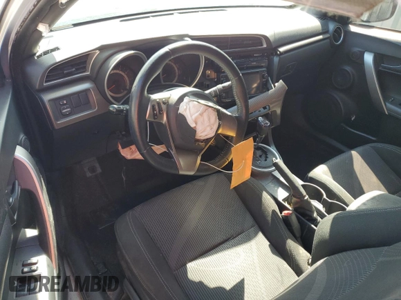 2014 Scion tC z VIN JTKJF5C79E3067932, wystawiony jako Copart lot #50425555 z przebiegiem Nie podano mil oraz Szkody całkowita. Historia ofert i sprzedaży dostępna na DreamBid. Obrazek 8.