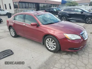 2014 Chrysler 200 Touring z VIN 1C3CCBBG5EN114195, wystawiony jako Copart lot #55720135 z przebiegiem 142 203 mil mil oraz Szkoda całkowita • Salvage title. Historia ofert i sprzedaży dostępna na DreamBid. Obrazek 4.