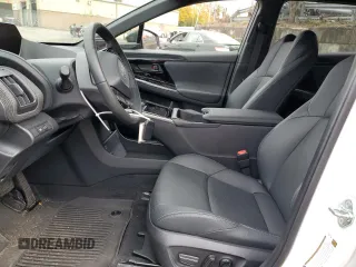 2023 Subaru Solterra Premium z VIN JTMABABA3PA004915, wystawiony jako Copart lot #72092213 z przebiegiem 7564 mil mil oraz . Historia ofert i sprzedaży dostępna na DreamBid. Obrazek 7.
