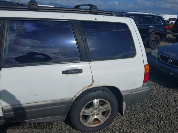 1999 Subaru Forester S with VIN JF1SF6554XH729909, listed as a IAAI auction lot 41722160 with 175,850 mi miles. Bid and sale history available at carsss.com. Image 6.