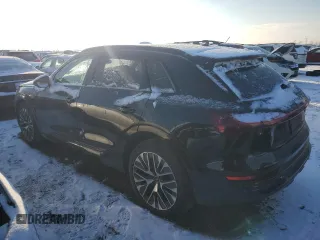 2024 Audi Q8 e-tron Premium Plus z VIN WA15AAGE4RB017020, wystawiony jako Copart lot #87812675 z przebiegiem 14 464 mil mil oraz Szkody całkowita. Historia ofert i sprzedaży dostępna na DreamBid. Obrazek 2.