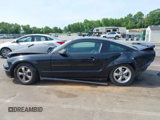2008 Ford Mustang Deluxe z VIN 1ZVHT80N985155422, wystawiony jako IAAI lot #42312812 z przebiegiem Nie podano mil oraz . Historia ofert i sprzedaży dostępna na DreamBid. Obrazek 15.