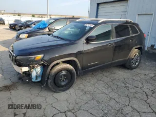 2019 Jeep Cherokee Latitude Plus z VIN 1C4PJMLB0KD437346, wystawiony jako Copart lot #64203135 z przebiegiem 58 634 mil mil oraz Szkoda całkowita • Salvage title. Historia ofert i sprzedaży dostępna na DreamBid. Obrazek 1.