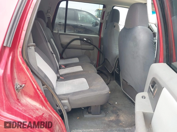 2004 Ford Expedition Special Service with VIN 1FMPU15L84LB03114, listed as a IAAI auction lot 41303228 with 163,463 mi miles. Bid and sale history available at carsss.com. Image 8.
