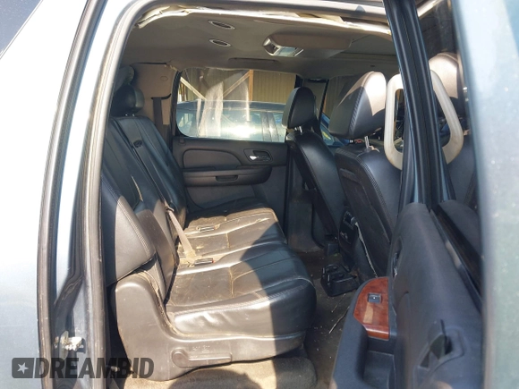 2008 Chevrolet Suburban LTZ z VIN 3GNFK16338G159718, wystawiony jako IAAI lot #42570638 z przebiegiem 219 213 mil mil oraz . Historia ofert i sprzedaży dostępna na DreamBid. Obrazek 8.