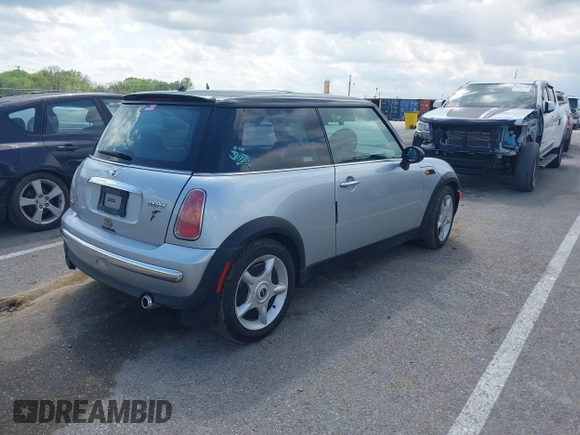 2003 MINI Hardtop z VIN WMWRC334X3TC43283, wystawiony jako IAAI lot #42112892 z przebiegiem 87 513 mil mil oraz . Historia ofert i sprzedaży dostępna na DreamBid. Obrazek 4.