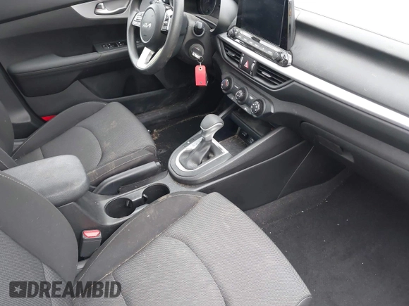 2023 Kia Forte LXS z VIN 3KPF24AD9PE657457, wystawiony jako IAAI lot #42242569 z przebiegiem 11 250 mil mil oraz . Historia ofert i sprzedaży dostępna na DreamBid. Obrazek 5.