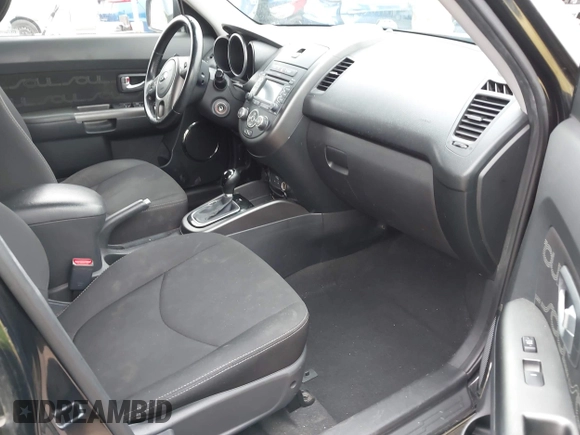 2013 Kia Soul + z VIN KNDJT2A66D7569863, wystawiony jako IAAI lot #42107481 z przebiegiem 101 780 mil mil oraz . Historia ofert i sprzedaży dostępna na DreamBid. Obrazek 5.