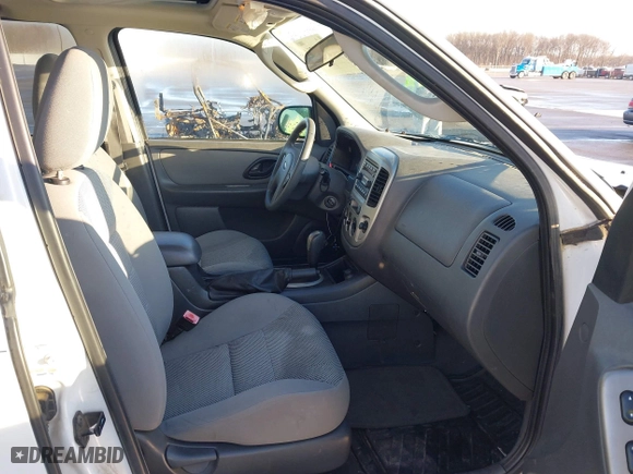 2005 Ford Escape XLT with VIN 1FMYU931X5KA84738, listed as a IAAI auction lot 41663564 with 140,903 mi miles. Bid and sale history available at carsss.com. Image 5.