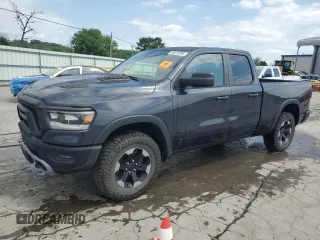 2019 Ram 1500 Rebel z VIN 1C6SRFET7KN822540, wystawiony jako Copart lot #56976395 z przebiegiem 128 917 mil mil oraz Czysty tytuł • Clean title. Historia ofert i sprzedaży dostępna na DreamBid. Obrazek 1.