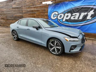 2024 Volvo S60 Plus Dark Theme z VIN 7JRL12TL4RG280801, wystawiony jako Copart lot #59200795 z przebiegiem 29 046 mil mil oraz Czysty tytuł • Clean title. Historia ofert i sprzedaży dostępna na DreamBid. Obrazek 4.