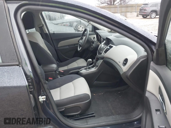 2015 Chevrolet Cruze LS z VIN 1G1PA5SH0F7274058, wystawiony jako IAAI lot #41735357 z przebiegiem 118 993 mil mil oraz . Historia ofert i sprzedaży dostępna na DreamBid. Obrazek 5.