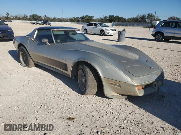 1982 Chevrolet Corvette z VIN 1G1AY0789C5114023, wystawiony jako Copart lot #81770764 z przebiegiem 3726 mil mil oraz Czysty tytuł • Clean title. Historia ofert i sprzedaży dostępna na DreamBid. Obrazek 4.