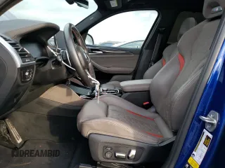 2022 BMW X3 M z VIN 5YM13EC09N9J58240, wystawiony jako Copart lot #39206934 z przebiegiem 9945 mil mil oraz . Historia ofert i sprzedaży dostępna na DreamBid. Obrazek 7.