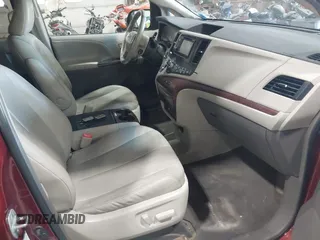 2013 Toyota Sienna XLE z VIN 5TDDK3DCXDS053048, wystawiony jako IAAI lot #42163668 z przebiegiem 104 765 mil mil oraz . Historia ofert i sprzedaży dostępna na DreamBid. Obrazek 5.