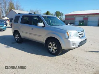 2011 Honda Pilot Touring with VIN 5FNYF4H96BB012122, listed as a IAAI auction lot 42071924 with 211,000 mi miles. Bid and sale history available at carsss.com. Image 1.