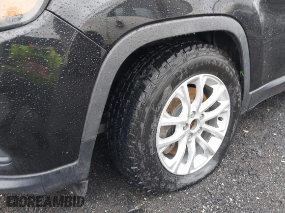 2019 Jeep Cherokee Latitude with VIN 1C4PJLCBXKD357403, listed as a IAAI auction lot 41606497 with 104,102 mi miles and . Bid and sale history available at carsss.com. Image 6.