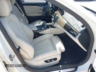 2019 BMW 5 Series 540i z VIN WBAJE5C56KWW20469, wystawiony jako IAAI lot #41947055 z przebiegiem 68 990 mil mil oraz . Historia ofert i sprzedaży dostępna na DreamBid. Obrazek 5.