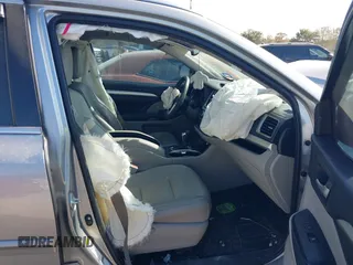 2016 Toyota Highlander XLE z VIN 5TDJKRFH1GS285752, wystawiony jako IAAI lot #40977219 z przebiegiem 139 773 mil mil oraz . Historia ofert i sprzedaży dostępna na DreamBid. Obrazek 5.