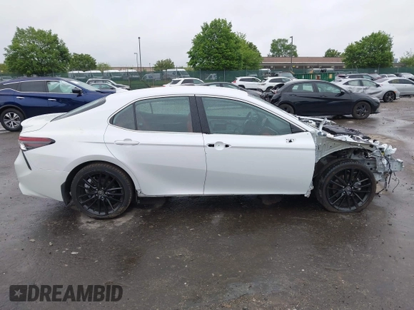 2022 Toyota Camry Hybrid XSE z VIN 4T1K31AK5NU583117, wystawiony jako IAAI lot #42204189 z przebiegiem 22 639 mil mil oraz . Historia ofert i sprzedaży dostępna na DreamBid. Obrazek 14.