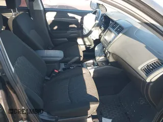 2023 Mitsubishi Outlander ES z VIN JA4ARUAU1PU011685, wystawiony jako IAAI lot #41575031 z przebiegiem 57 068 mil mil oraz . Historia ofert i sprzedaży dostępna na DreamBid. Obrazek 5.
