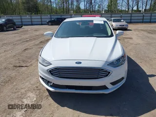 2017 Ford Fusion Hybrid SE z VIN 3FA6P0LU8HR396572, wystawiony jako IAAI lot #41997684 z przebiegiem 272 803 mil mil oraz . Historia ofert i sprzedaży dostępna na DreamBid. Obrazek 12.