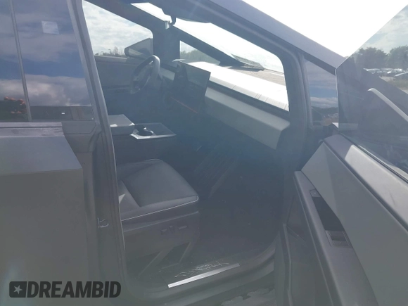 2024 Tesla Cybertruck z VIN 7G2CEHED5RA042424, wystawiony jako IAAI lot #41242343 z przebiegiem 1 222 mil mil oraz . Historia ofert i sprzedaży dostępna na DreamBid. Obrazek 5.