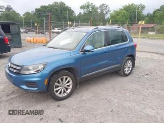 2017 Volkswagen Tiguan Wolfsburg Edition z VIN WVGSV7AXXHW512884, wystawiony jako IAAI lot #42295807 z przebiegiem 79 298 mil mil oraz . Historia ofert i sprzedaży dostępna na DreamBid. Obrazek 2.
