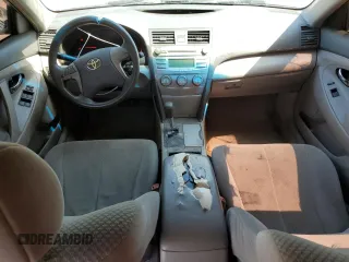 2008 Toyota Camry LE z VIN 4T1BK46KX8U063917, wystawiony jako Copart lot #52848205 z przebiegiem 168 993 mil mil oraz Czysty tytuł • Clean title. Historia ofert i sprzedaży dostępna na DreamBid. Obrazek 8.