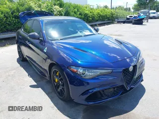 2020 Alfa Romeo Giulia Quadrifoglio z VIN ZARFAMEV7L7632532, wystawiony jako IAAI lot #42191025 z przebiegiem 31 703 mil mil oraz . Historia ofert i sprzedaży dostępna na DreamBid. Obrazek 1.