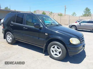 2001 Mercedes-Benz M 320/430/500 z VIN 4JGAB54E21A228753, wystawiony jako IAAI lot #42524834 z przebiegiem 181 107 mil mil oraz . Historia ofert i sprzedaży dostępna na DreamBid. Obrazek 1.