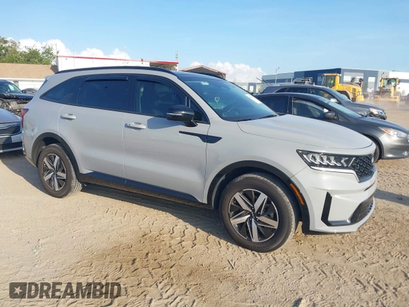 2023 Kia Sorento EX z VIN 5XYRH4LF9PG205862, wystawiony jako IAAI lot #42308924 z przebiegiem 19 433 mil mil oraz . Historia ofert i sprzedaży dostępna na DreamBid. Obrazek 1.