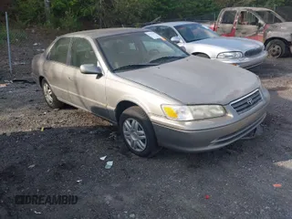 2001 Toyota Camry CE z VIN 4T1BG22K71U099758, wystawiony jako IAAI lot #41945637 z przebiegiem 306 202 mil mil oraz . Historia ofert i sprzedaży dostępna na DreamBid. Obrazek 1.