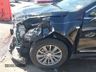 2017 Cadillac XT5 Luxury FWD z VIN 1GYKNBRS7HZ227732, wystawiony jako IAAI lot #42035099 z przebiegiem 76 260 mil mil oraz . Historia ofert i sprzedaży dostępna na DreamBid. Obrazek 17.