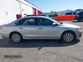 2014 Volkswagen Passat Wolfsburg Edition z VIN 1VWAT7A38EC075514, wystawiony jako IAAI lot #42032834 z przebiegiem 141 015 mil mil oraz . Historia ofert i sprzedaży dostępna na DreamBid. Obrazek 13.